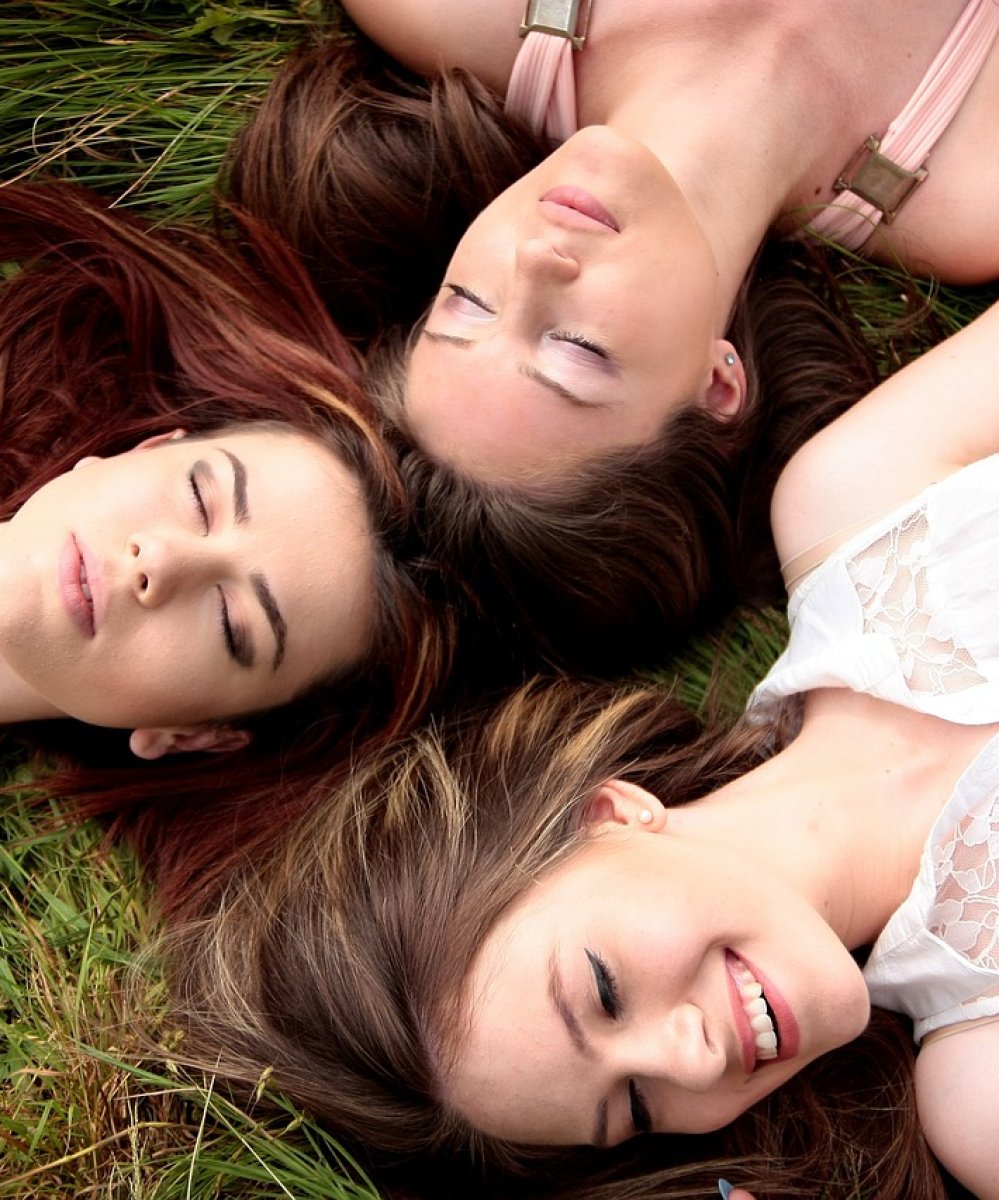 women, friends, meadow-1487825.jpg